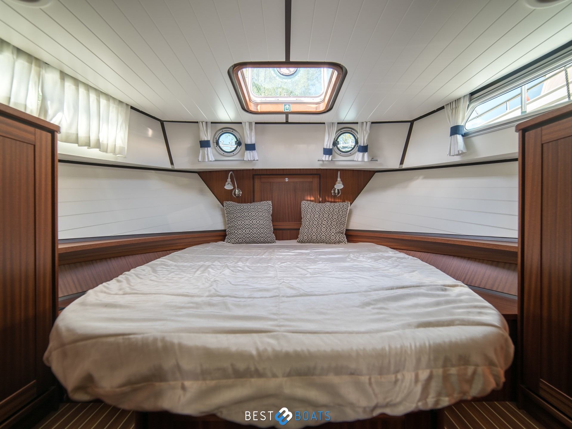 Linssen Classic Sturdy 36 Sedan Deck Bridge